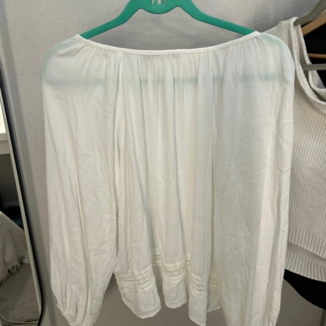 Vit blus med spets från 157 - 1