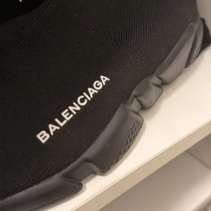 Skor - Säljer ett par svarta  sneakers med stickad ovandel och chunky sula. Skorna har en modern, minimalistisk look med -logga på sidan. Perfekta för dig som gillar streetstyle och vill ha något extra till outfiten. Obs FEKE 