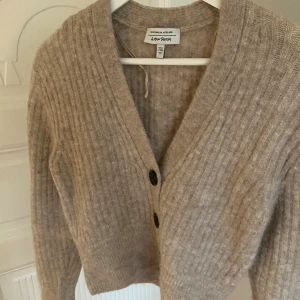 &other stories - Stickad cardigan från & other stories. Köptes för ca 900 säljer för 300. 