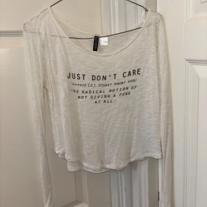 Vit långärmad topp från H&M - Vit långärmad topp från H&M, använd ett fåtal gånger och är genomskinlig! Skriv för fler bilder🤩