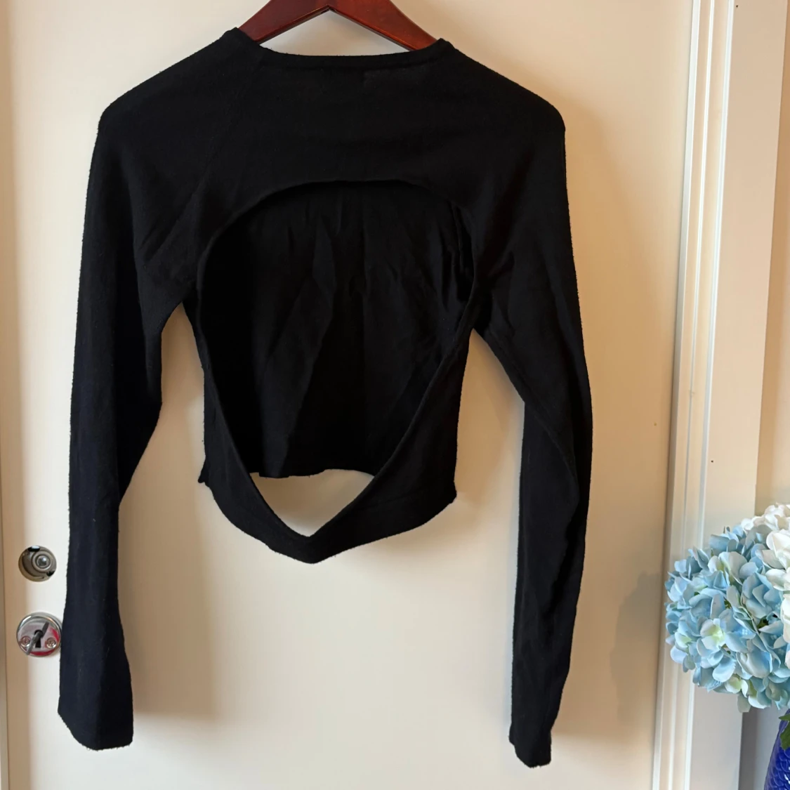 Svart croppad topp från Josefine HJ x NA-KD - 1