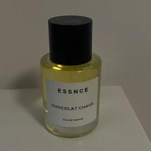 Essence parfym - Oanvänd, endast testad.                                                           Luktar nybakt kladdkaka / brownie. Säljer då det inte riktigt är min doft men den var jättegod att blanda med någon vanilj parfym 