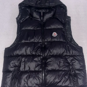 Moncler väst  - En helt ny moncler väst med extremt bra skick och NFC 