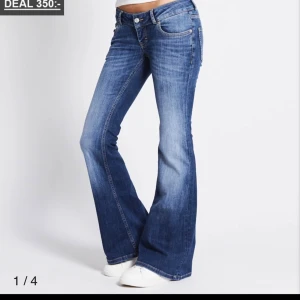 Lågmidjade jeans från lager 157 - Jeans från lager 157, de är väldigt lågmidjade. Innerbens längden är 83cm och det är i storlek xs/s. Aldrig andvända💕