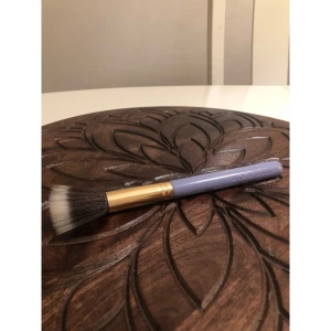 Luxie 524 Small Duo Fibre sminkborste - Säljer en Luxie 524 Small Duo Fibre sminkborste med ljust lila skaft och guldfärgad metall. Borsten har mjuka syntetiska strån i svart och vitt, perfekt för att applicera bronzer, highlighter eller rouge med ett naturligt resultat. Aldrig använd - men sista bilden visar att skaftet är kantstött. 