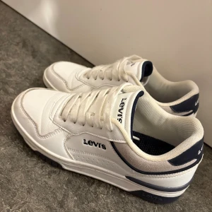 Skor från levi's - Fina vita skor från levis. Dom är endast använda några gånger men de är fortfarande i väldigt bra skick.
