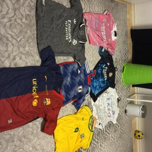 Mix av fotbollströjor - Tja! Säljer mina fotbollströjor. Alla är i mycket fint skick. Priset varierar men det är bara att komma med bud. Köper ni flera får ni en bättre deal! Bara att höra av sig vid frågor! 