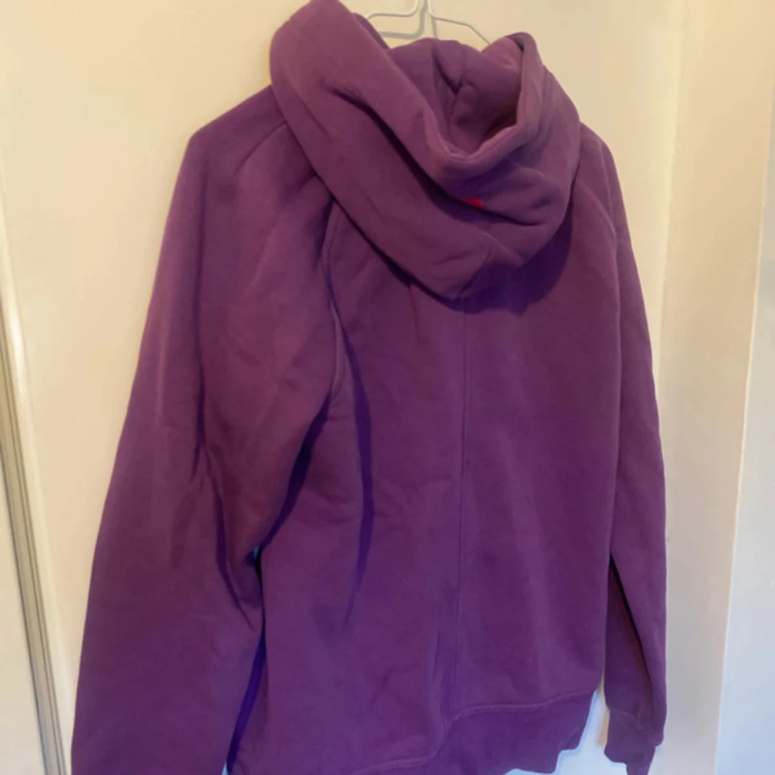 Lila hoodie från Peak Performance - 1