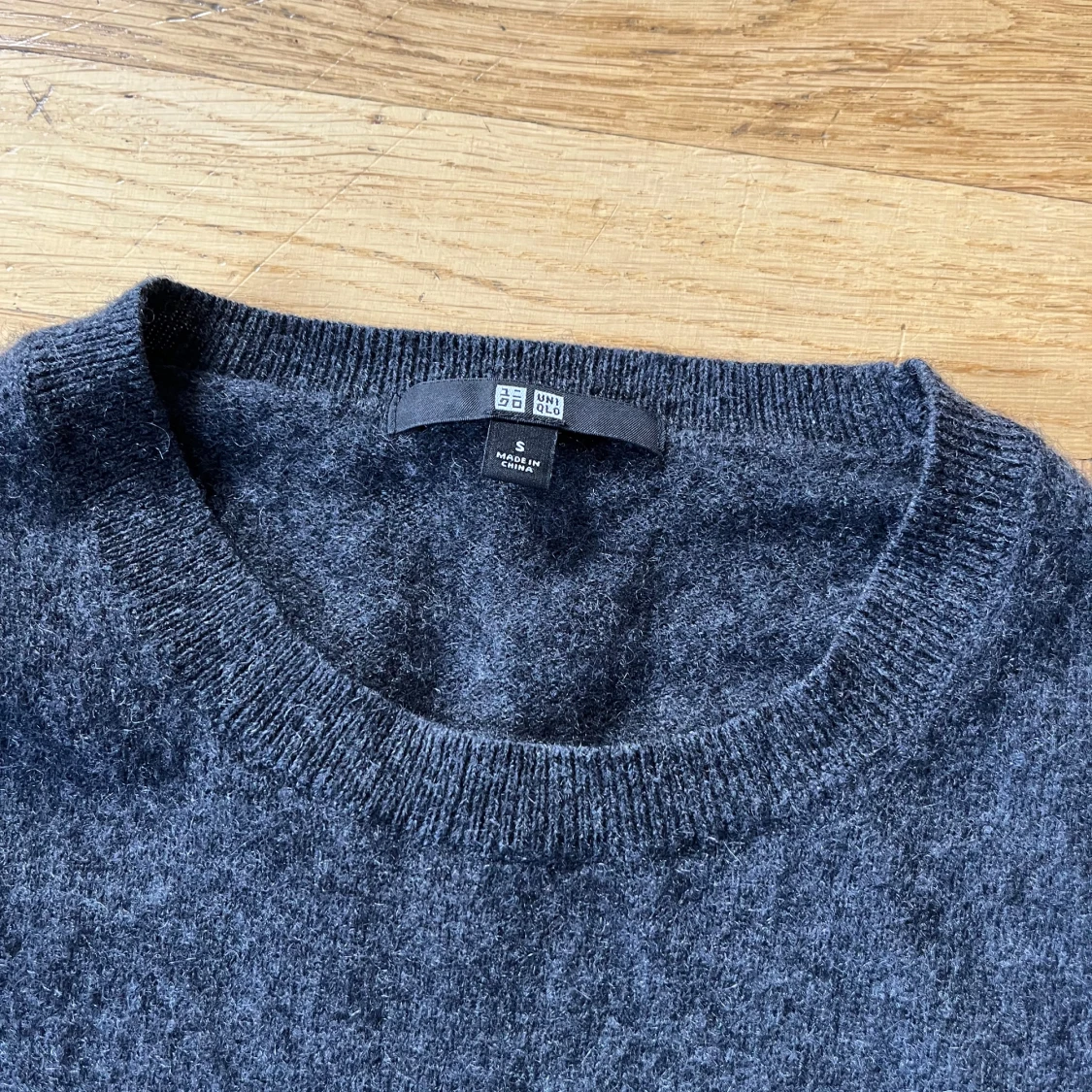 Mörkgrå kashmirtröja från Uniqlo - 1