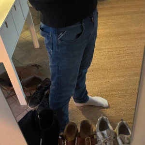 Replay Anbass Jeans Blå - Replay Anbass Jeans | Blå | Eftertraktade | Skick: 9,5/10 | Nypris: 1799 SEK | Pris: 399 SEK | Storlek: W29 L32 | Frakt: Postnord + Instabox + Bring | Gratis armband skickas med vid köp (från 31/10) | Skriv vid minsta fråga eller fundering 📩 Priset är diskuterbart. 