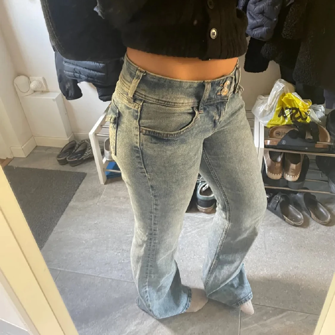 Blå bootcut jeans med broderade fickor