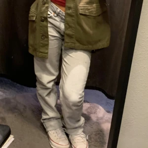 Ljusgrå Jeans - Grå jeans med rak passform och låg midja. Kan vara bra att veta att för mig  som är 157 cm är dem lite långa.