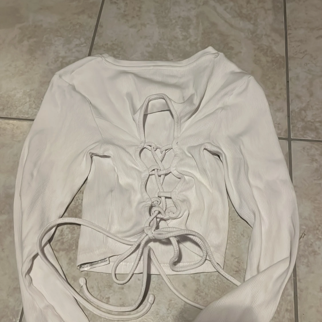 Vit ribbad långärmad topp med knytning bak - 2