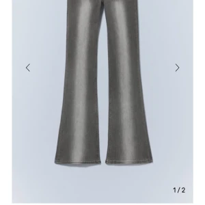 Gråa kvarg jeans  - ‼️LÅNADE BILDER‼️ Säljer mina fina jeans från Cheap Monday då de har blivit för korta, fint skick och använda sparsamt. Storlek 28/32 sitter som xs-s💞 Längden på insidan av benet:82 cm💞 Skriv om du har övriga frågor💞