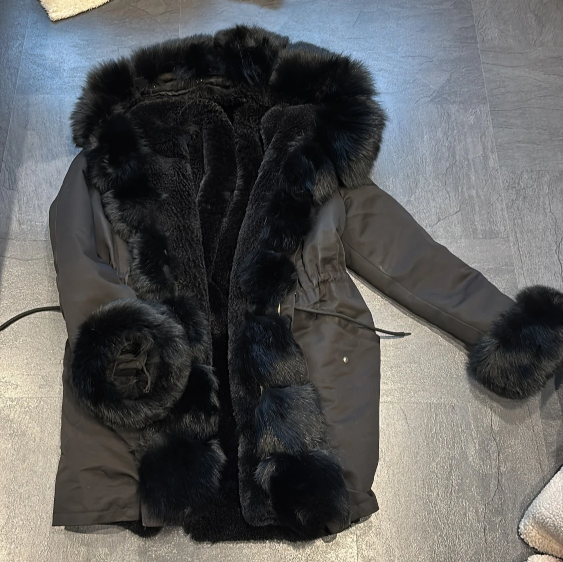 Svart parkajacka med pälsdetaljer - 2