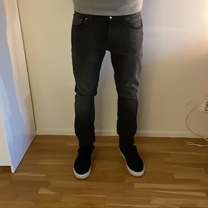 Nudie Jeans - Jätte fräscha Nudie Jeans i passformen grim tim. W33L32. Färgen är dark cove.