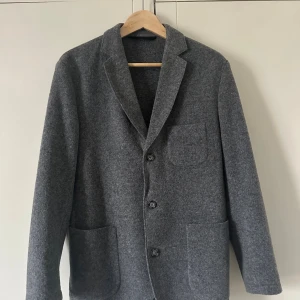 j Lindberg ull blazer, Lanificio Roma (made in Italy) - Hej! En J Lindberg blazer i Ull / jerseystickning från Italienska väveriet Lanificio Roma🇮🇹 Storlek S. Men mycket stretch i den. Väldigt fint skick!! Knappt använd. Nypris 3600 kr