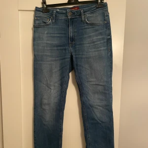 Blå jeans Jack & Jones - Snygga blå jeans från Jack & Jones i modellen Regular Clark, normal passform och raka ben. Dom är använda ganska mycket men är ändå i bra skick. Storlek w30 l32