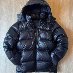 Ralph Lauren jacka - Säljer min Ralph Lauren dunjacka som är i nyskick. Skriv vid minsta fundering🙌🏻