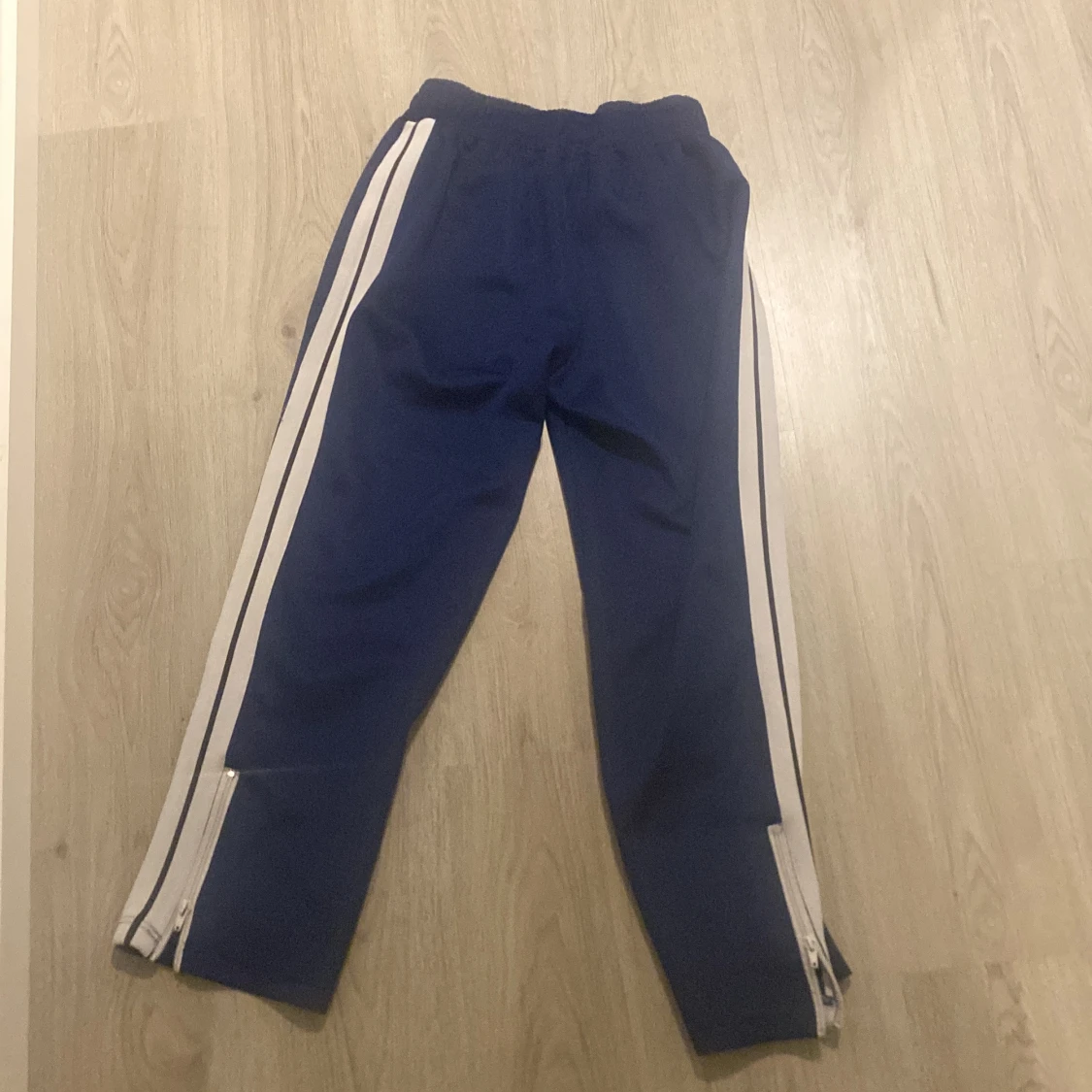 Blå Palm Angels mjukisbyxor med vita ränder - 1