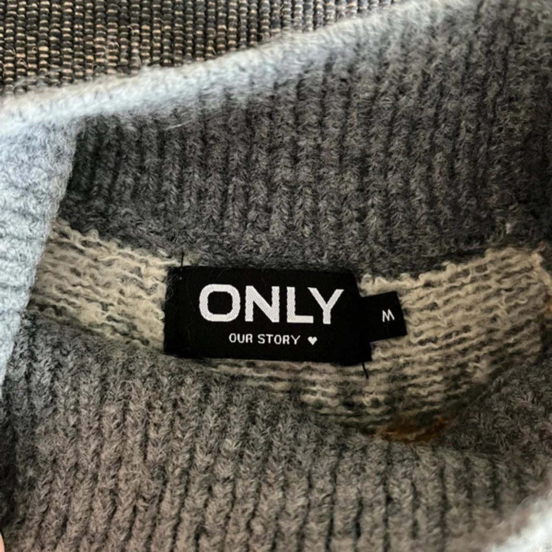 Grå stickad tröja med mönster från ONLY - 1