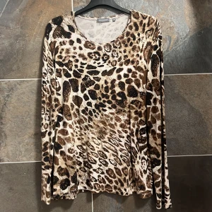 Leopard tröja - Super söt  långärmad tröja Marinello med leopardmönster. Tröjan är tunn och liknar intimissimis leopard tröja med mjukt, stretchigt syntetmaterial som sitter perfekt på. Inte allt mycket använd. Passar super till ett par svarta konstymbyxor eller annat 🐆🍁✨