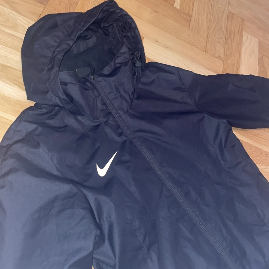 Svart Nike Shield vindjacka S - 1