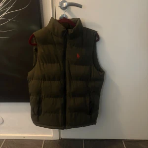  Ralph Lauren - Snygg grön väst, passar till sommar kvällar men även även till kallare väder för att den är så varm, Storlek S. Nästan helt ny. Hör av vid intresse. Pris kan diskuteras!☺️