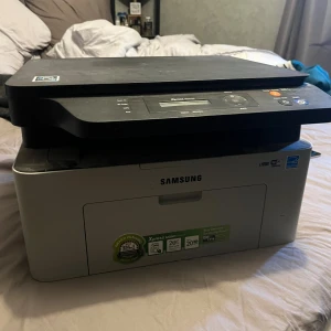 Samsung Xpress M2070W - Samsung Xpress M2070W multifunktionsskrivare med NFC, trådlös utskrift och skanner. Skriver ut upp till 20 sidor/minut. Bra skick, mindre ytslitage synligt. Prisbelönt Eco Driver och stöd för äkta Samsung-toner. Perfekt för hem eller kontor.
