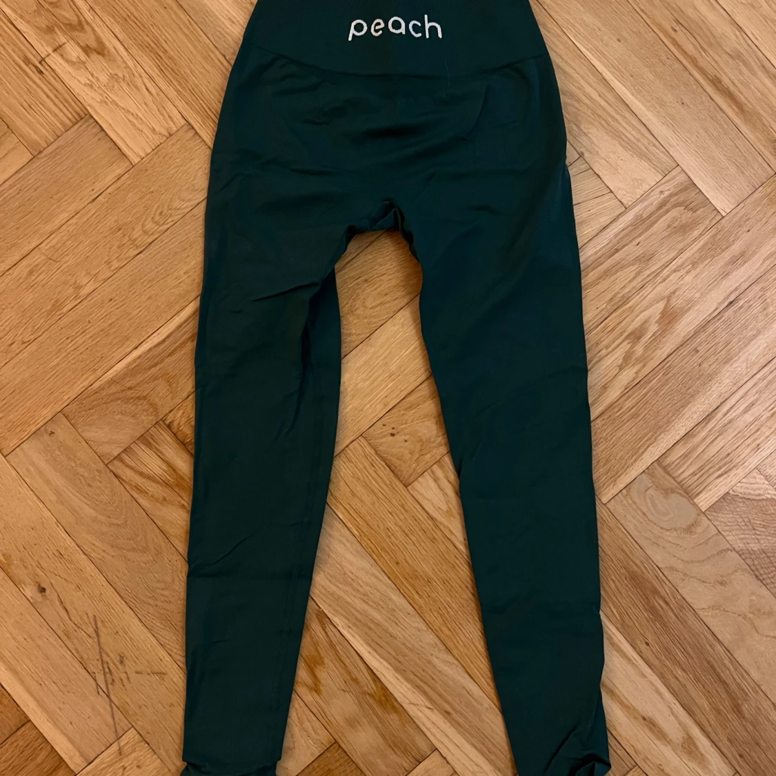 Mörkgröna leggings från Peach - 1