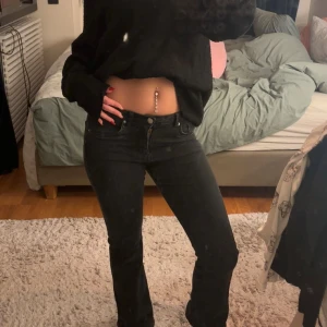 Svarta bootcut jeans från Kappahl  - Snygga svarta jeans från kappahl med klassisk femficksdesign och bootcut-ben. Jeansen har låg midja och är tillverkade i ett stretchigt denimtyg som sitter bekvämt. Perfekt passform och stilren look som funkar till allt.skäljer för att dom är lite för korta för mig som är 164 cm.