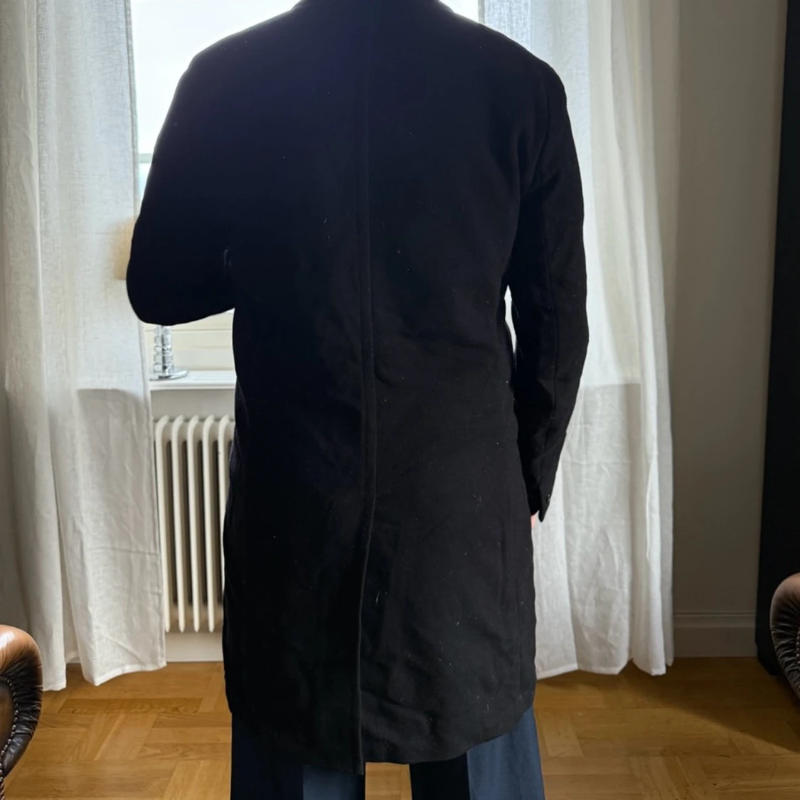 Svart rock med klassisk krage - 1