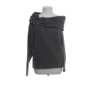 Stickad offshoulder tröja  - Använd en gång inte min stil. Priset går att diskuteras vid snabb affär.