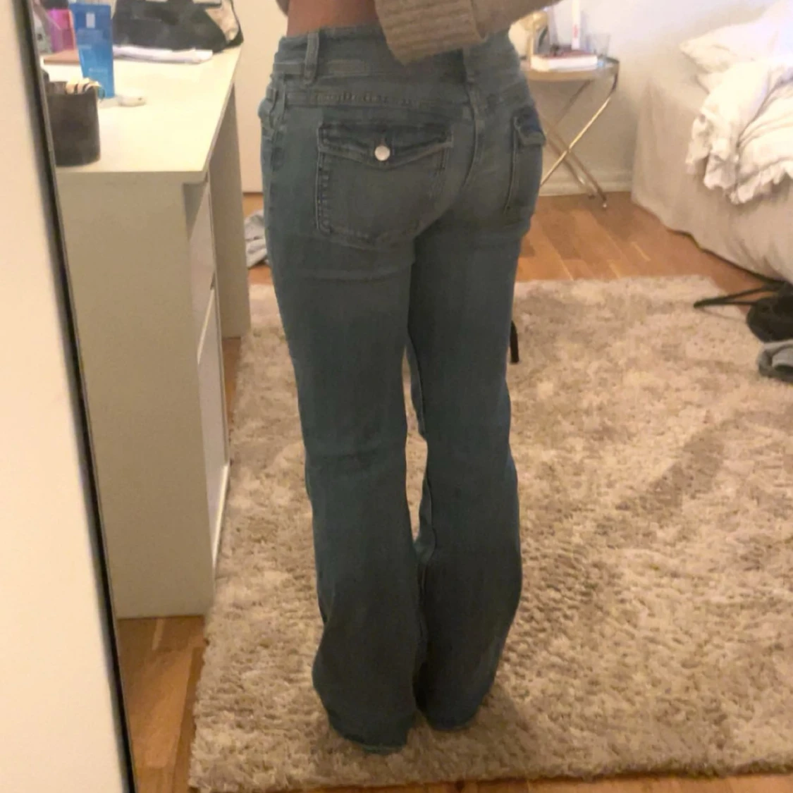 Blå bootcut jeans med fickdetaljer - 2