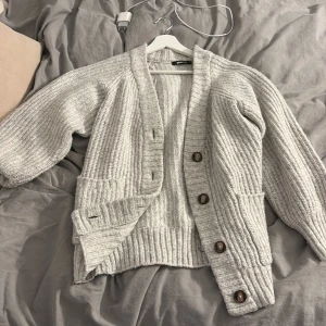 Stickad kofta - Säljer denna kofta från gina tricot, super varm och bra till vintern.