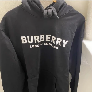 Burberry hoodie - Burberry hoodie, riktigt snygg, passar till allt, clean och stilren!!