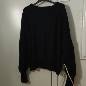 En stickad tröja från shein  - En svart stickad tröja från shein med lite större armar jätte skönt. Och bra till någon som gillar att använda tröjor som är lite större på armarna.