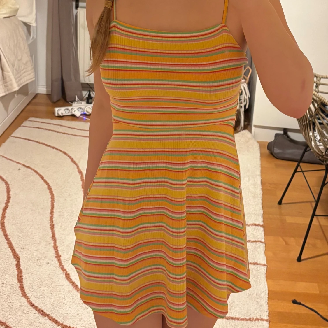 Randig sommarklänning med smala axelband