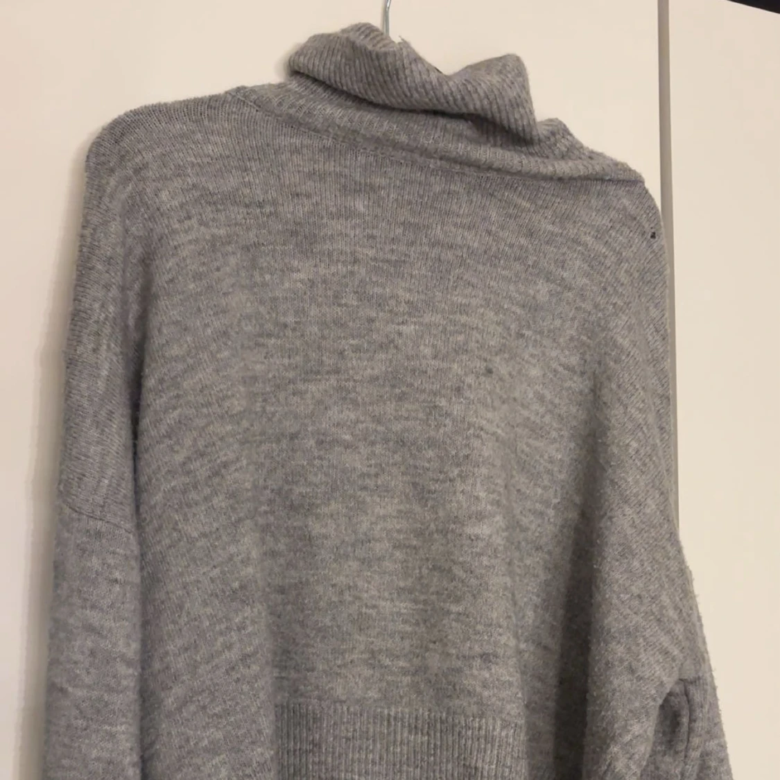 Grå stickad kofta med dragkedja - 3