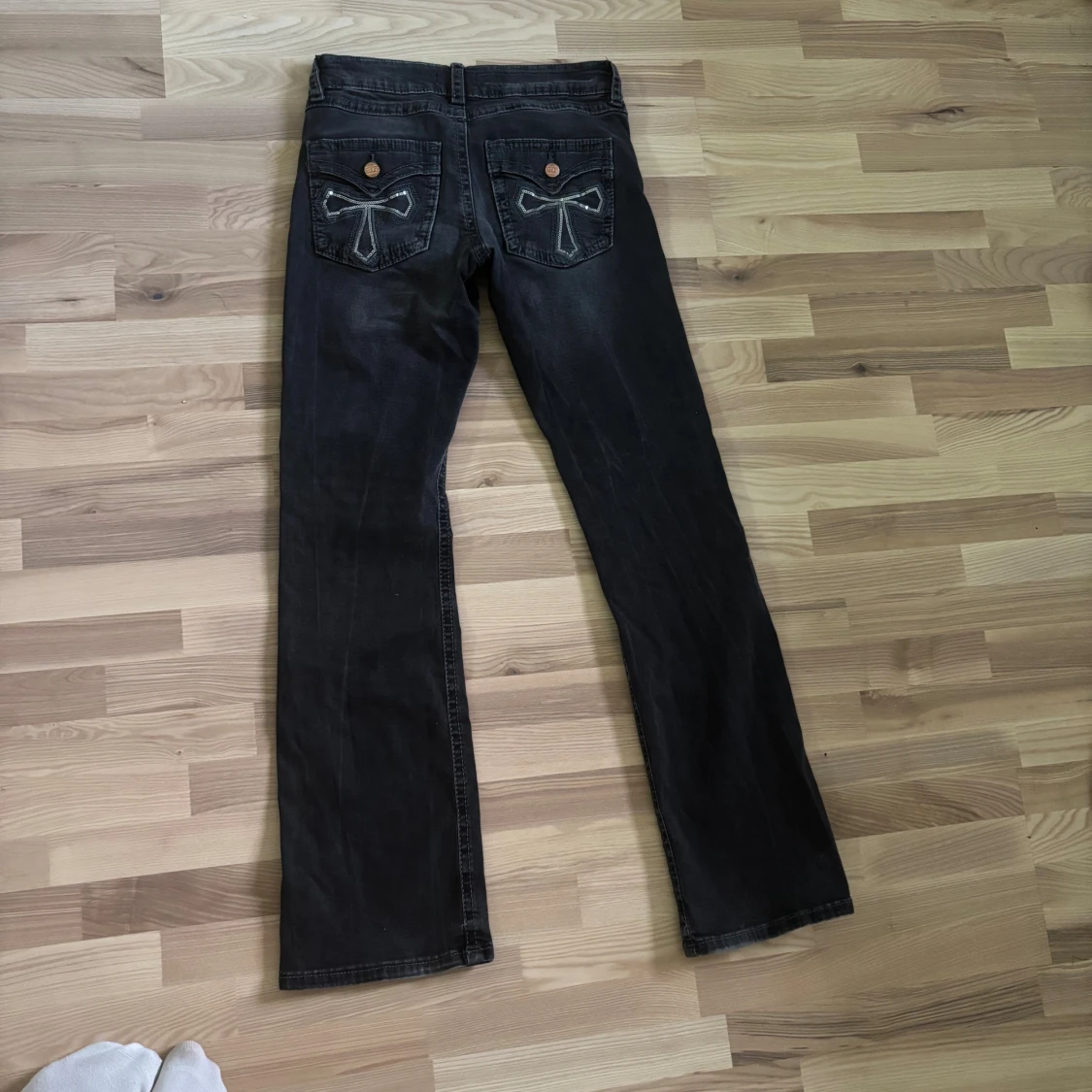 Svarta jeans med broderade fickor Gina Tricot - 1