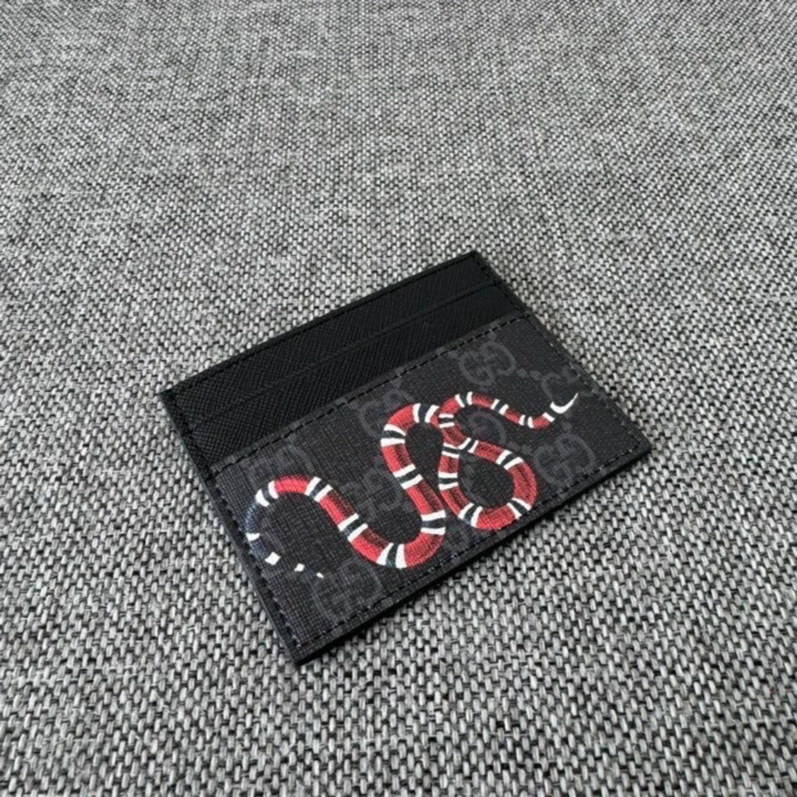 GGsvart plånbok med ormprint