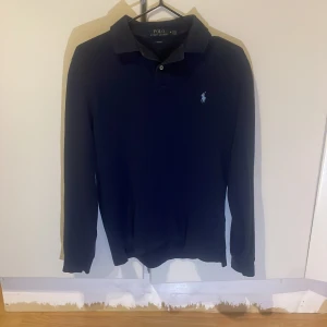 Ralph Lauren pike - Säljer en sjukt fet mörklblå långärmad Ralph Lauren pike. Den är i bra skick, storlek m(slim fit) så mer som s. Skriv vid minst funderingar!