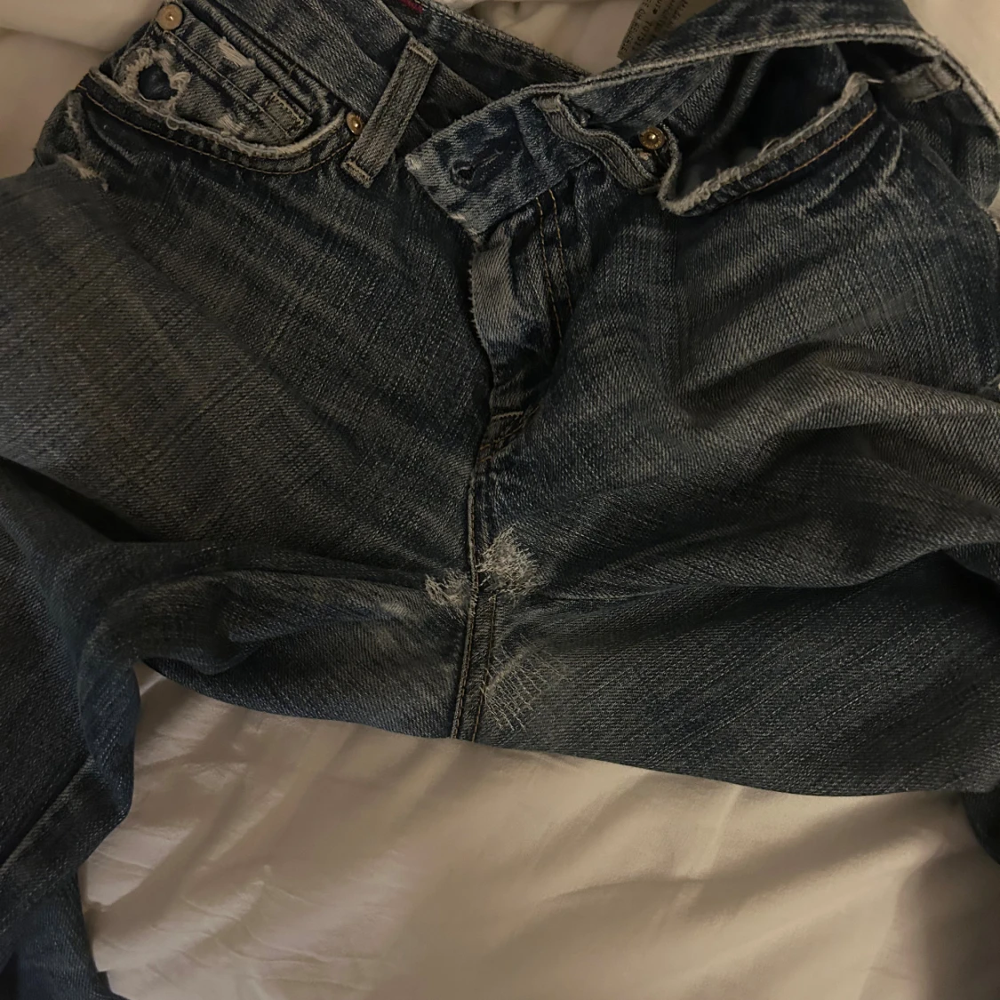 Jeans med slitningar  - 4