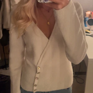 Gina tricot kofta  - säljer denna populära kofta från gina, använd 2 gånger. Inga defekter!! 