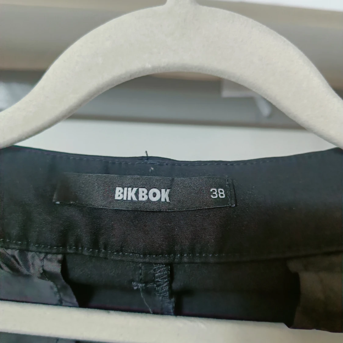 Svarta kostymbyxor från BikBok - 1