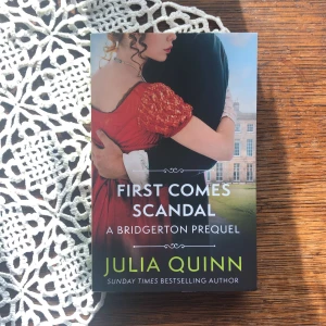First Comes Scandal: A Bridgerton Prequel - DEL 4 - Rokesby serien. En charmig och romantisk prequel till Bridgerton-serien! Följ Georgiana och Nicholas i en berättelse om oväntade val, vänskap och kärlek i historisk miljö. Perfekt för dig som älskar drama, humor och romantik.
