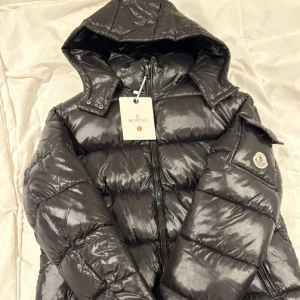 Moncler Maya  - Säljer denna helt nya jackan då den inte passar mig. Fraktar runt hela Sverige!