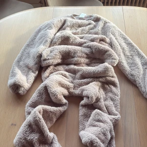 Dimrosa supermjuk och varm mys set tröja +byxa   - Supermjuk och fluffig dimrosa tröja+ byxa  från H&M med långärmad design och rund hals. Perfekt för dig som gillar mysiga vibes och vill ha något extra gosigt på dig. Materialet är jättemjukt 