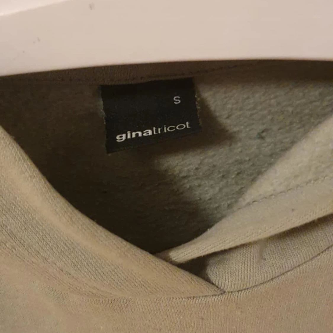 Grön hoodie från Gina Tricot - 1