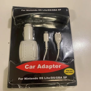 Car Adapter för Nintendo DS Lite/DS/GBA SP - Ny biladapter för Nintendo DS Lite, DS och GBA SP. Laddar och ger ström direkt från bilens cigarettuttag. Plug and play, med skydd mot överström, överladdning och kortslutning. Förpackningen är obruten.